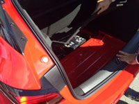 Akumulator Opel Astra V w bagażniku